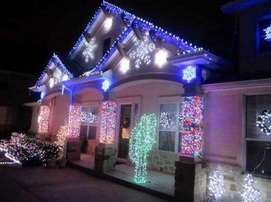 Casa con luces de navidad