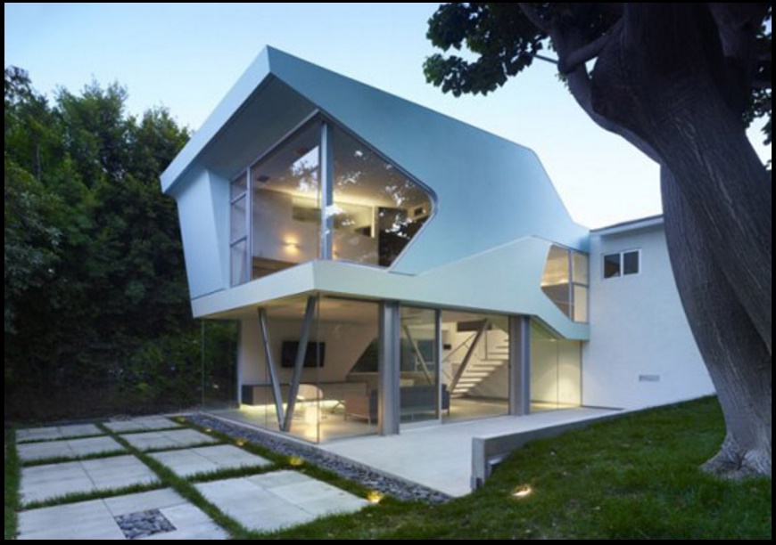 Fachada de casa moderna con amplios vidrios