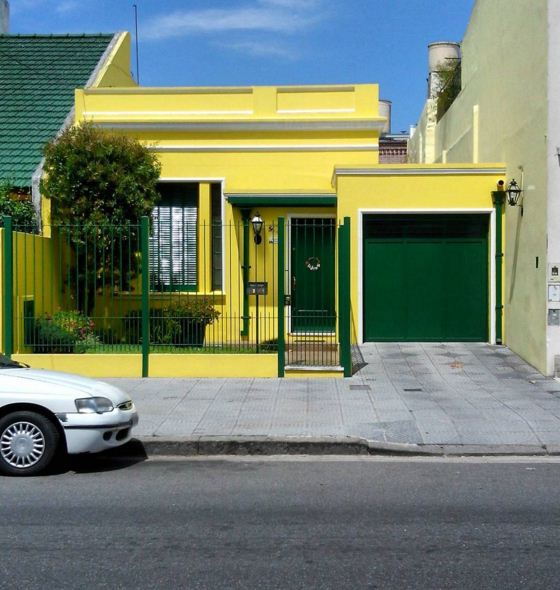 fachadas de casas de color amarillo y verde