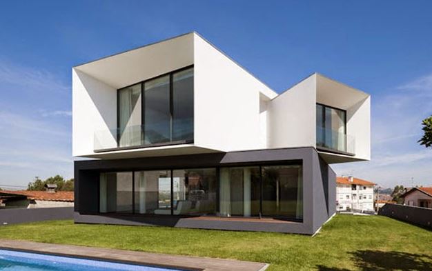 fachadas de casas de color gris y blanco