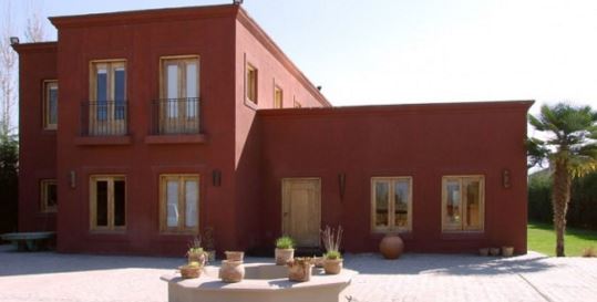 fachadas de casas pintadas de color bordo
